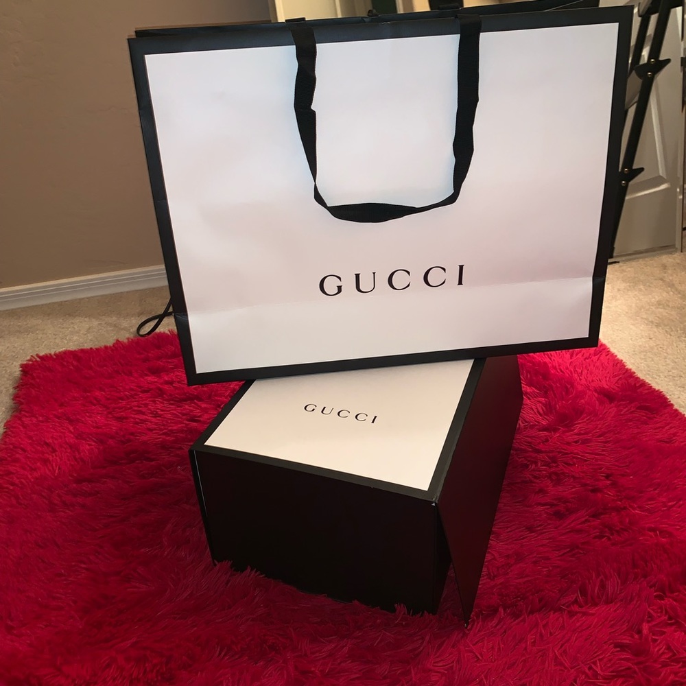 Authentic gucci Magnetic box and bag